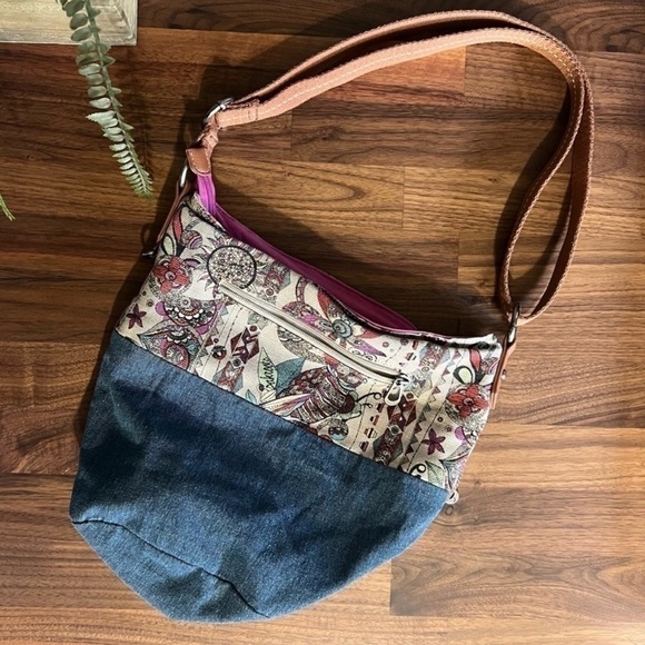 Sakroots Soft Bucket Crossbody - Picture 1 of 4